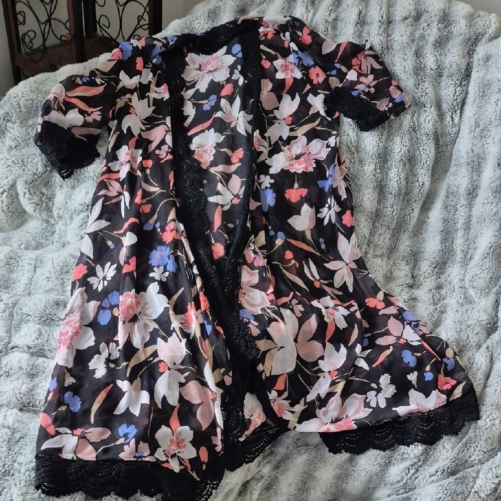 Torrid 🖤  Black Floral Lace Kimono (395)